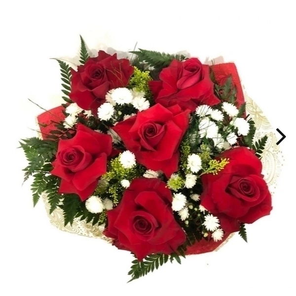 Buquê 05 rosas vermelhas + Gipsofilas brancas